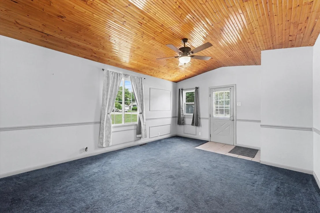 Photo of 305 S 1st Street