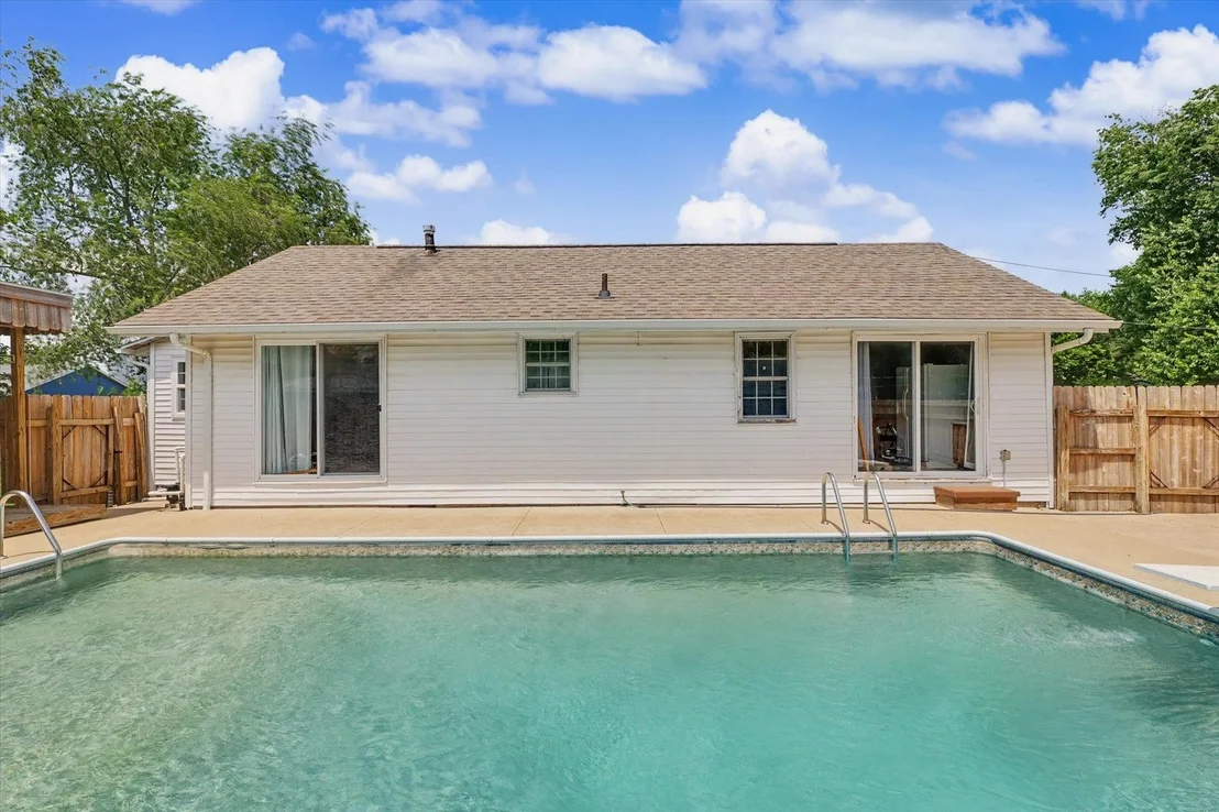 Photo of 305 S 1st Street