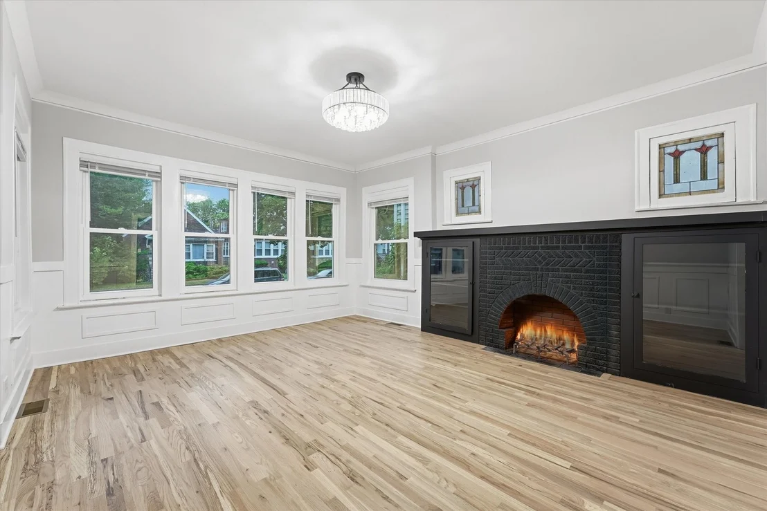 Photo of 623 E 88th Place
