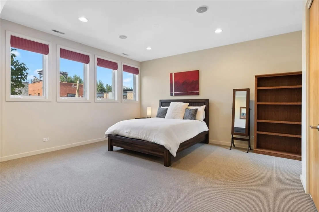 Photo of 930 W Wolfram Street