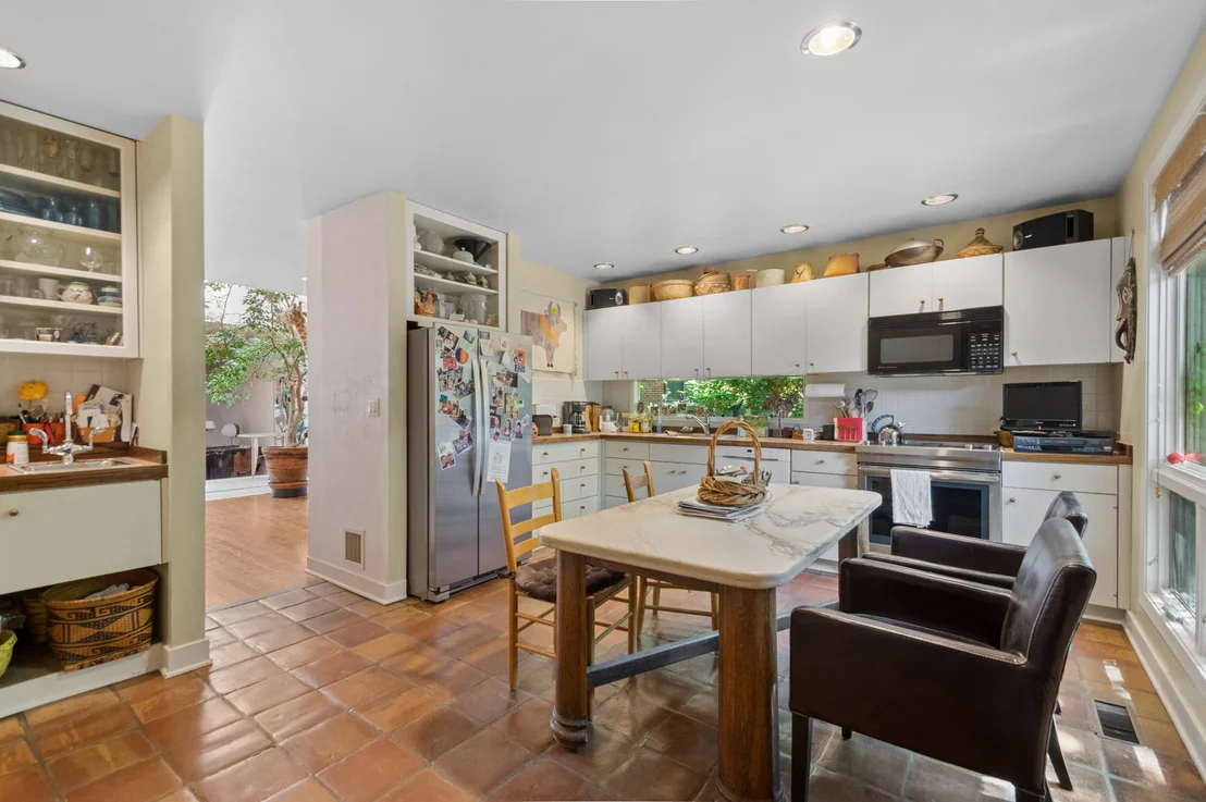 Photo of 925 W Wolfram Street