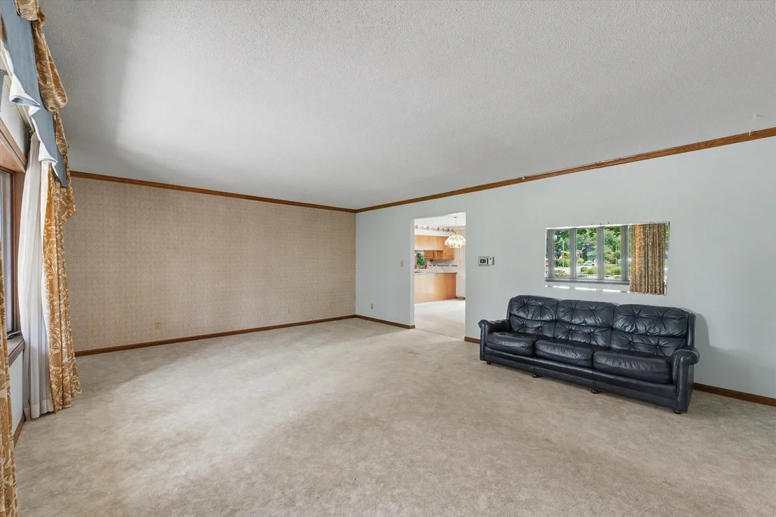 Photo of 906 Crestview Drive