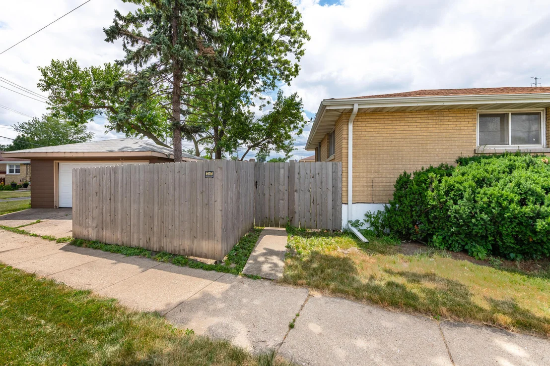 Photo of 1015 W Victoria Avenue