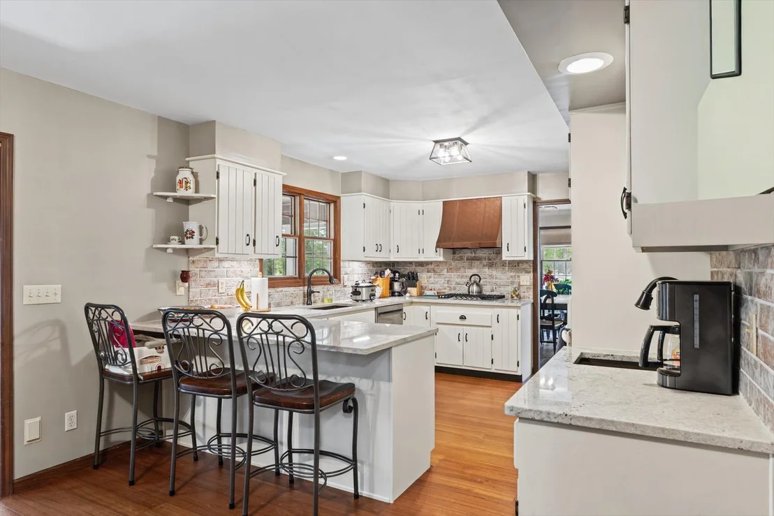 Photo of 703 Surrey Road