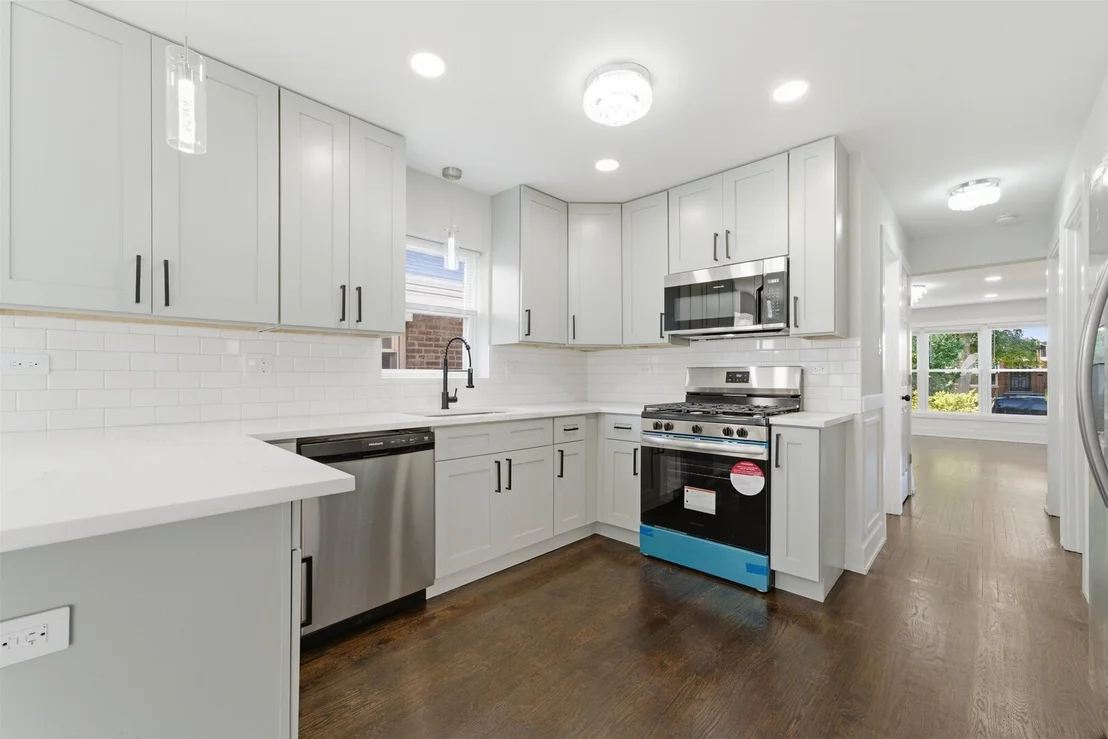 Photo of 657 E 100th Place