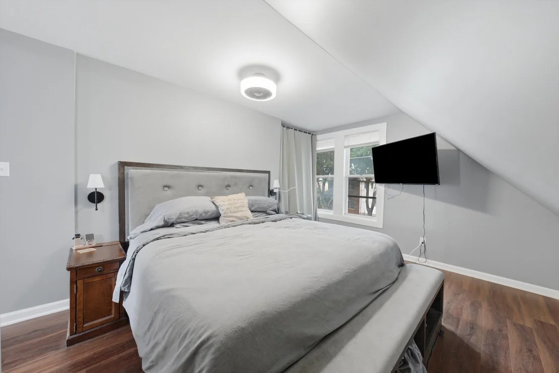 Photo of 437 W 44th Place