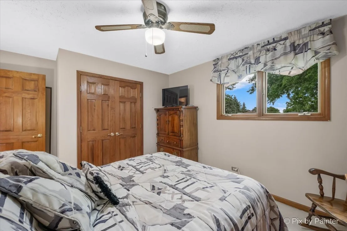 Photo of 24 W Devon Avenue