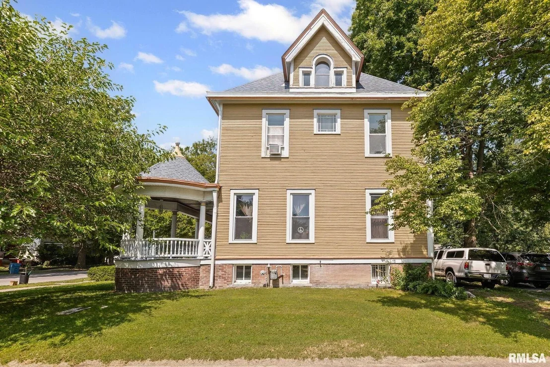 Photo of 404 W BROADWAY Street