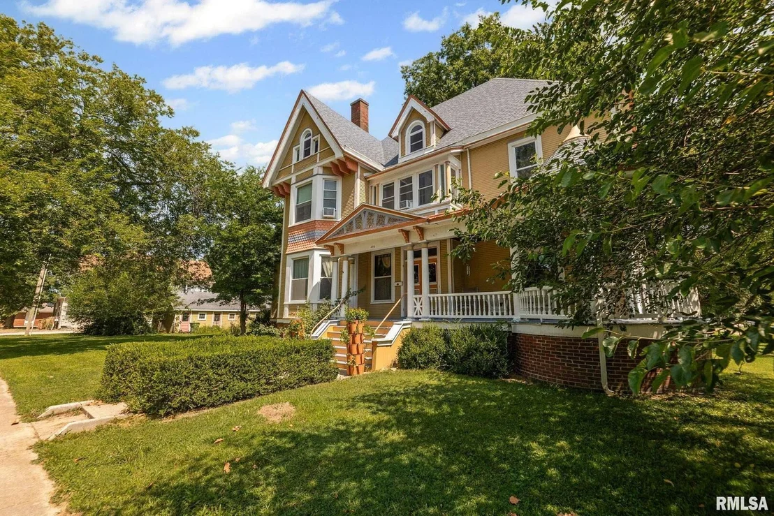 Photo of 404 W BROADWAY Street