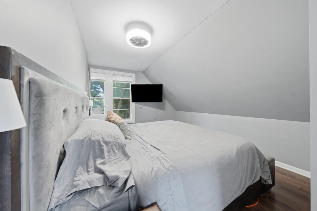 Photo of 437 W 44th Place