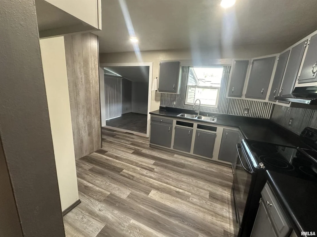 Photo of 28 N EDGEBROOK Lane