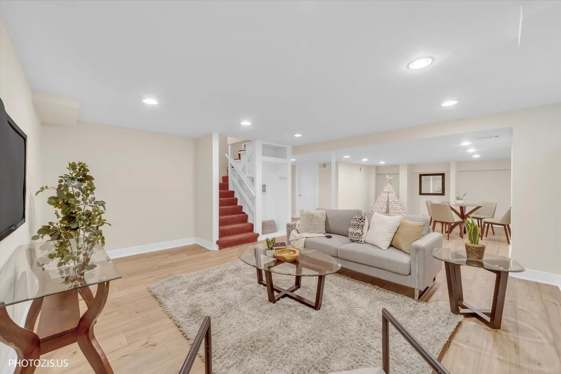 Photo of 2440 The Strand