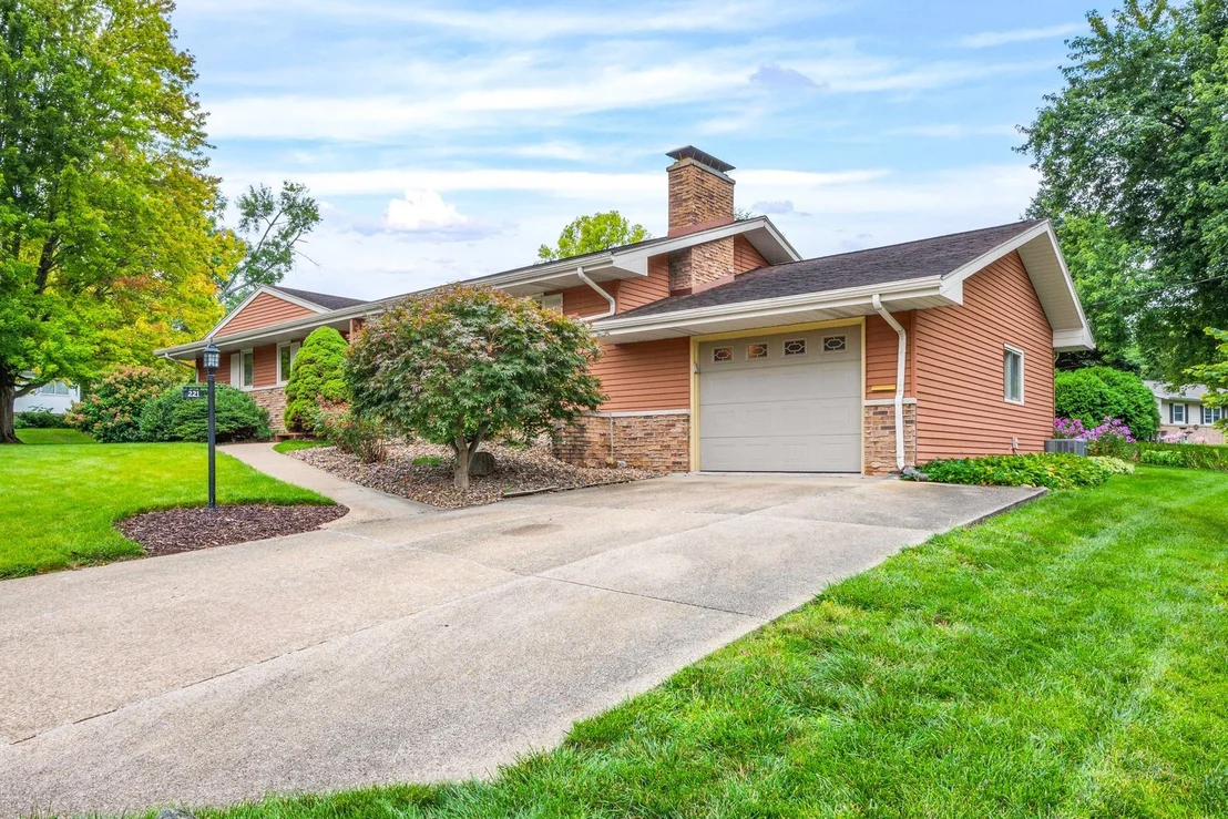 Photo of 221 Hillside Lane