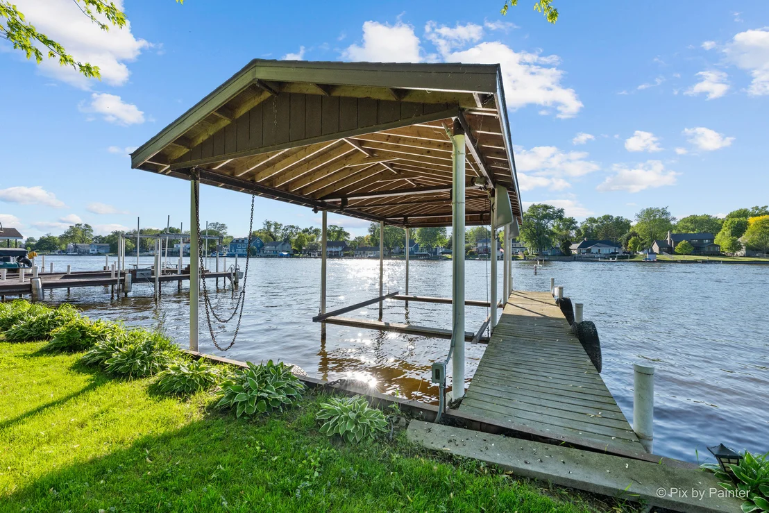 Photo of 1423 N River Road