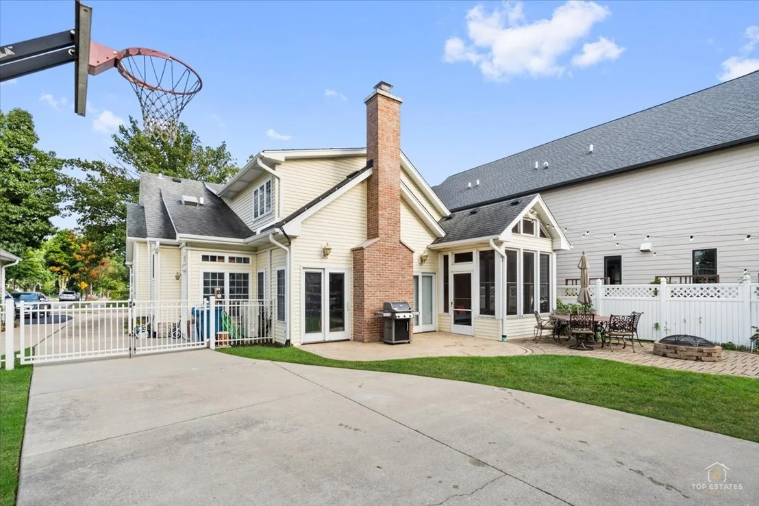 Photo of 208 N Willow Road