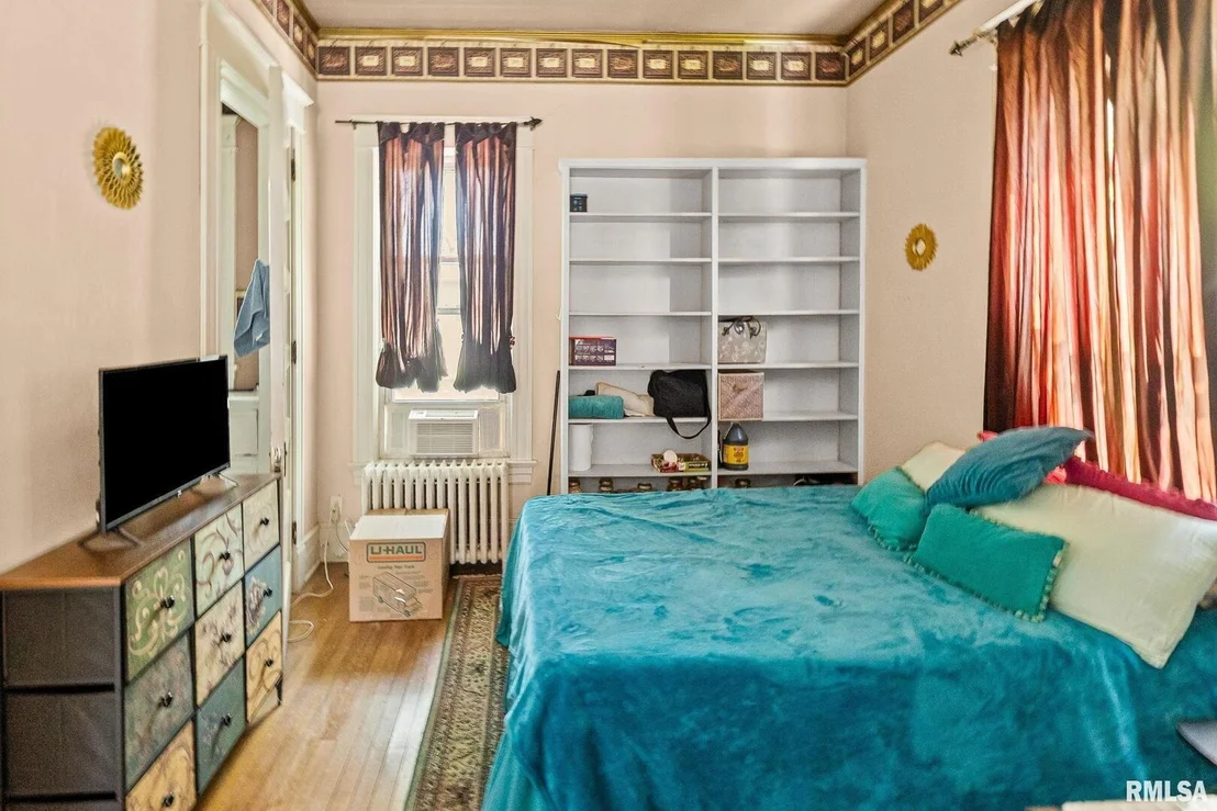 Photo of 404 W BROADWAY Street