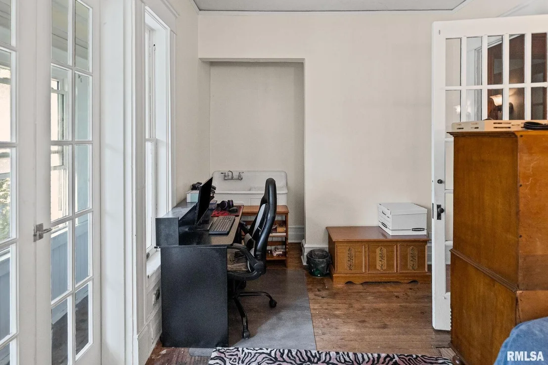 Photo of 404 W BROADWAY Street