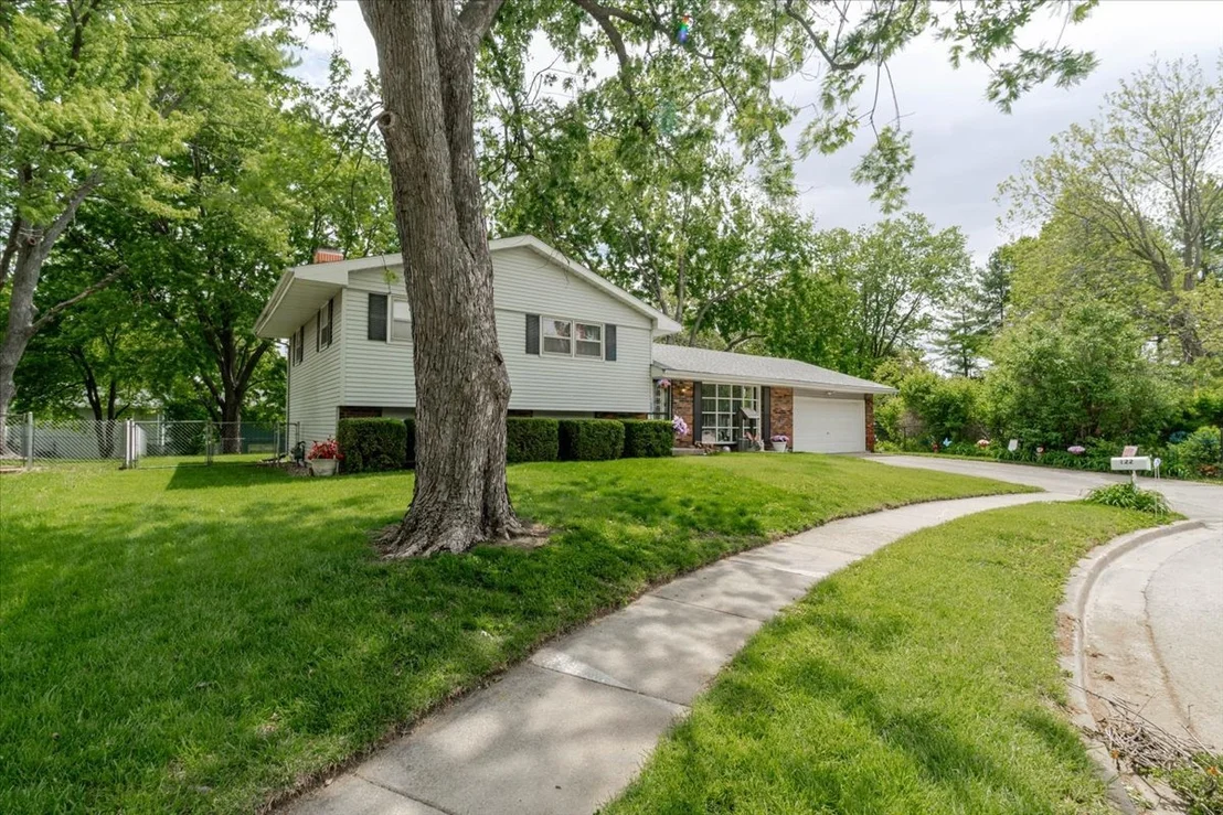 Photo of 122 Camelot Drive