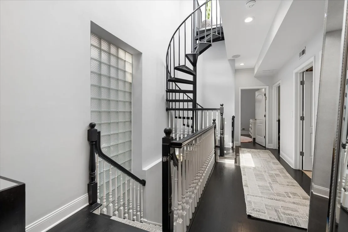 Photo of 1915 W Wolfram Street