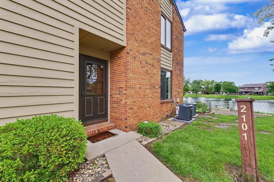 Photo of Unit 2101 at 2101 Harbortown Circle