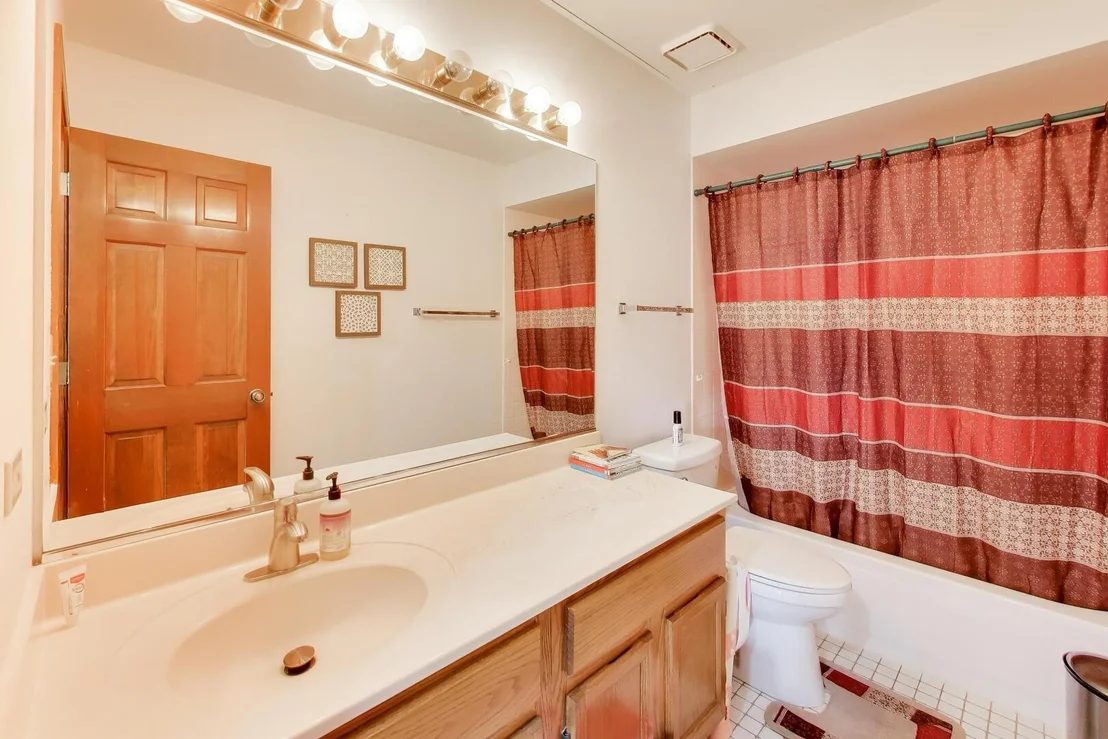 Photo of 1075 Longford Road