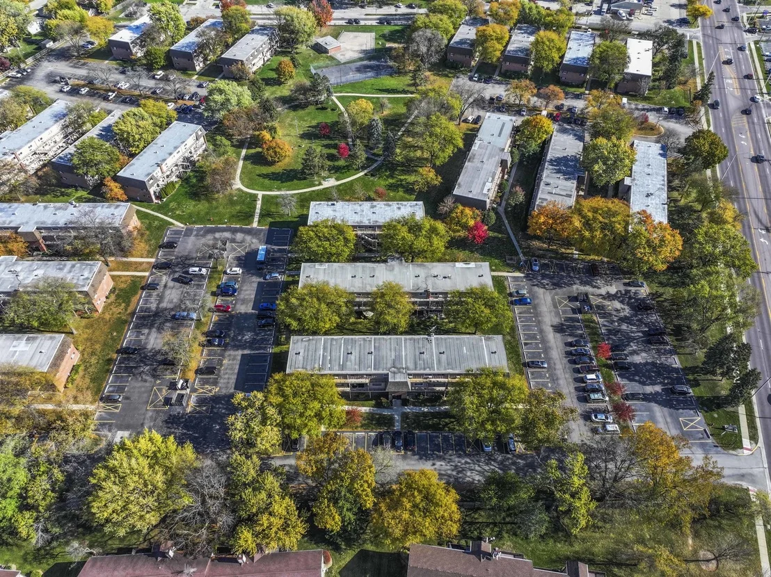 Photo of Unit 17 at 2504 Algonquin Road