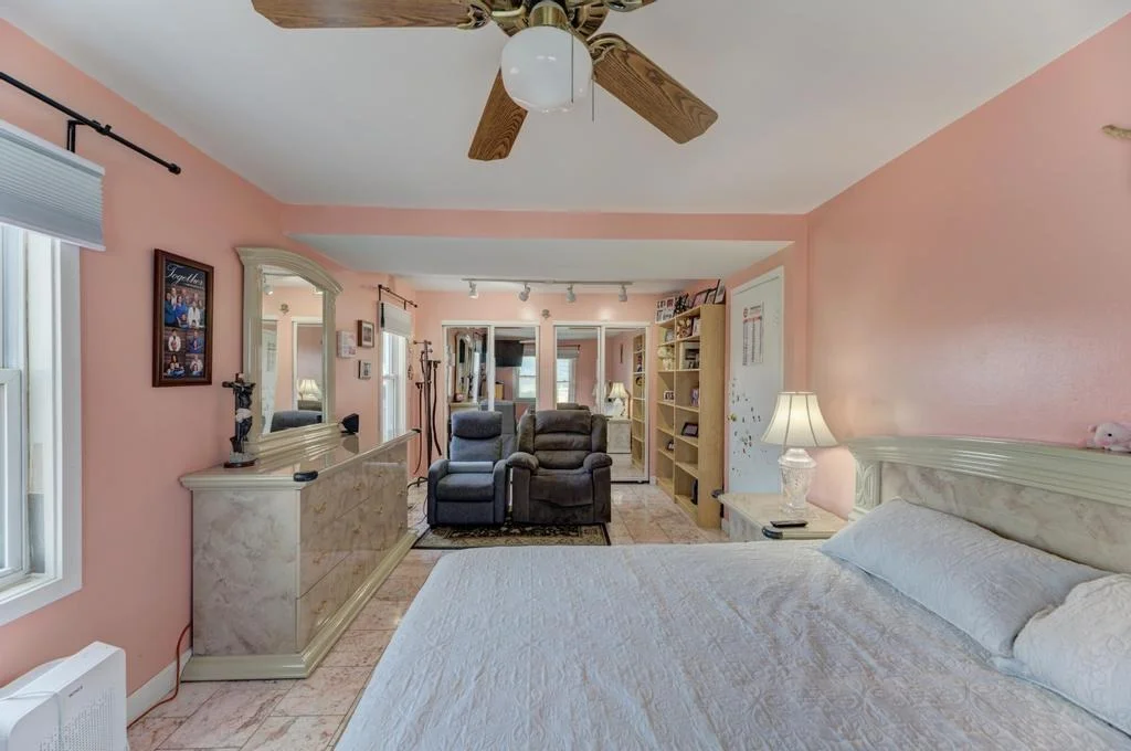Photo of 1431 N Hillside Avenue