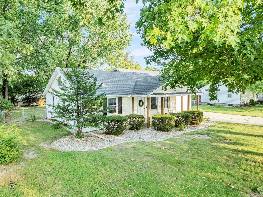 Photo of 830 W River Street