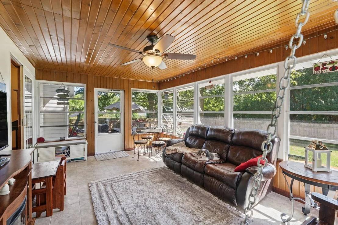 Photo of 703 Surrey Road