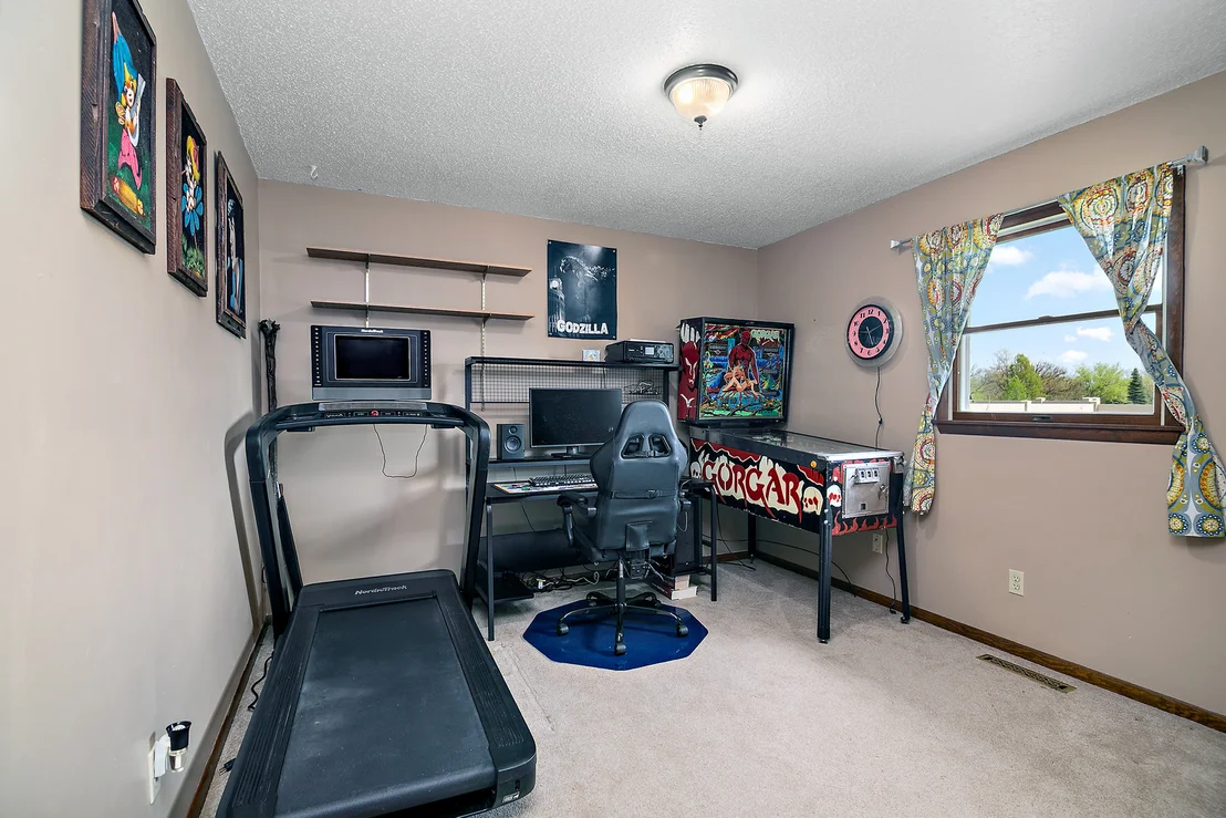 Photo of 434 Meadows Road S