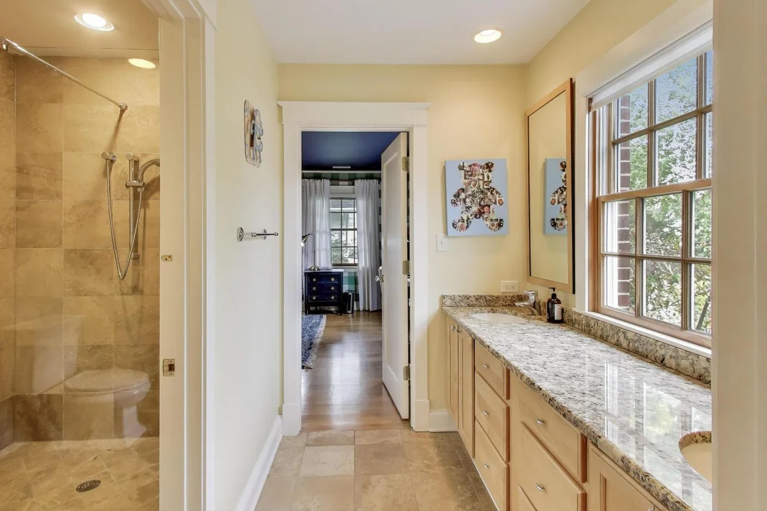 Photo of 547 JACKSON Avenue