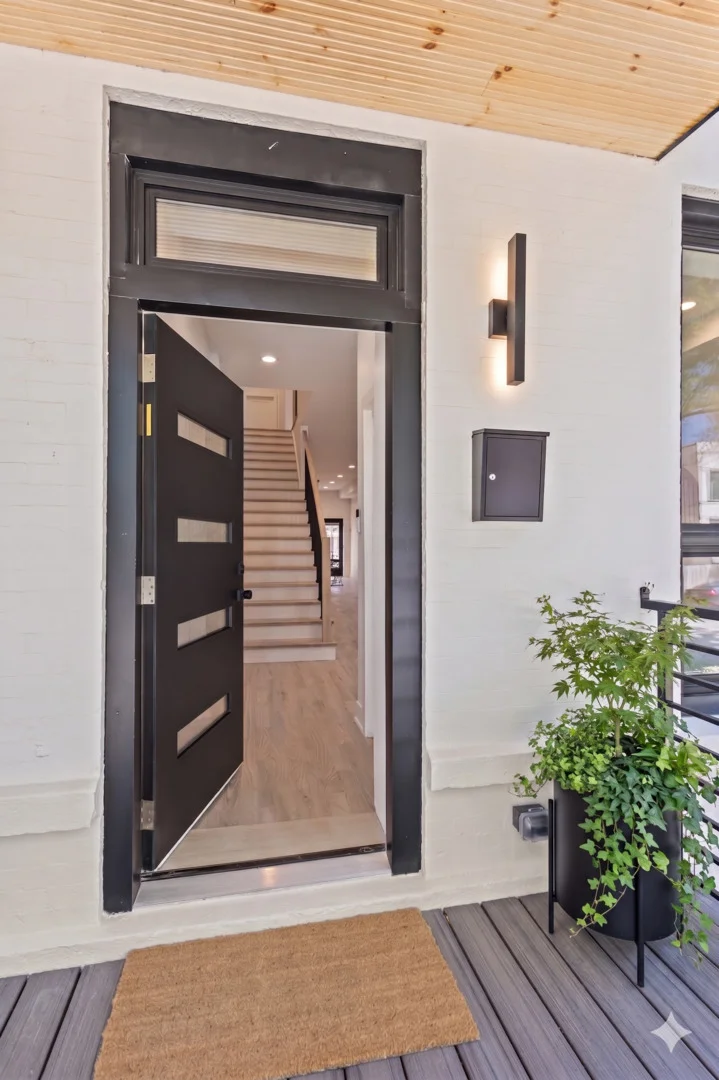 Photo of 433 E 46th Place