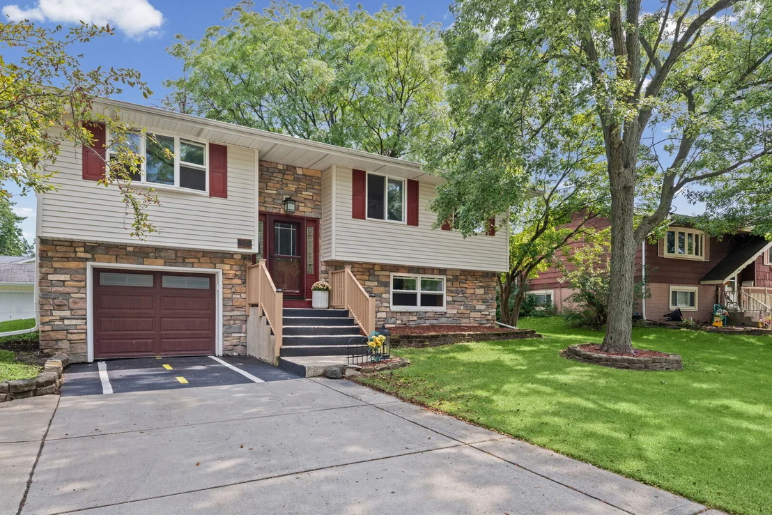 Photo of 933 Webster Lane
