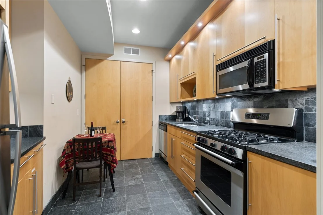 Photo of 930 W Wolfram Street