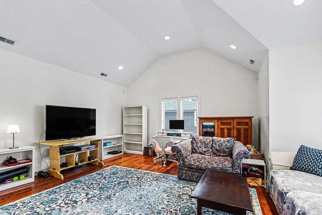 Photo of 860 Kenton Road