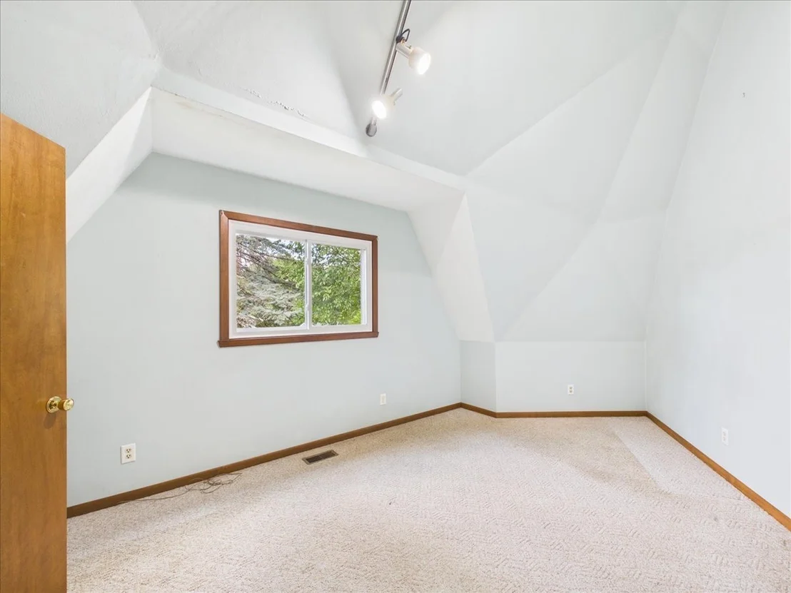 Photo of 1636 Larchmont Road