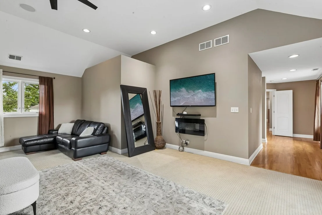 Photo of 610 W Lonnquist Boulevard