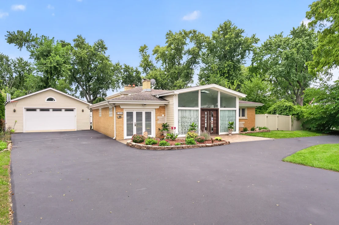 Photo of 17W041 Deerpath Road