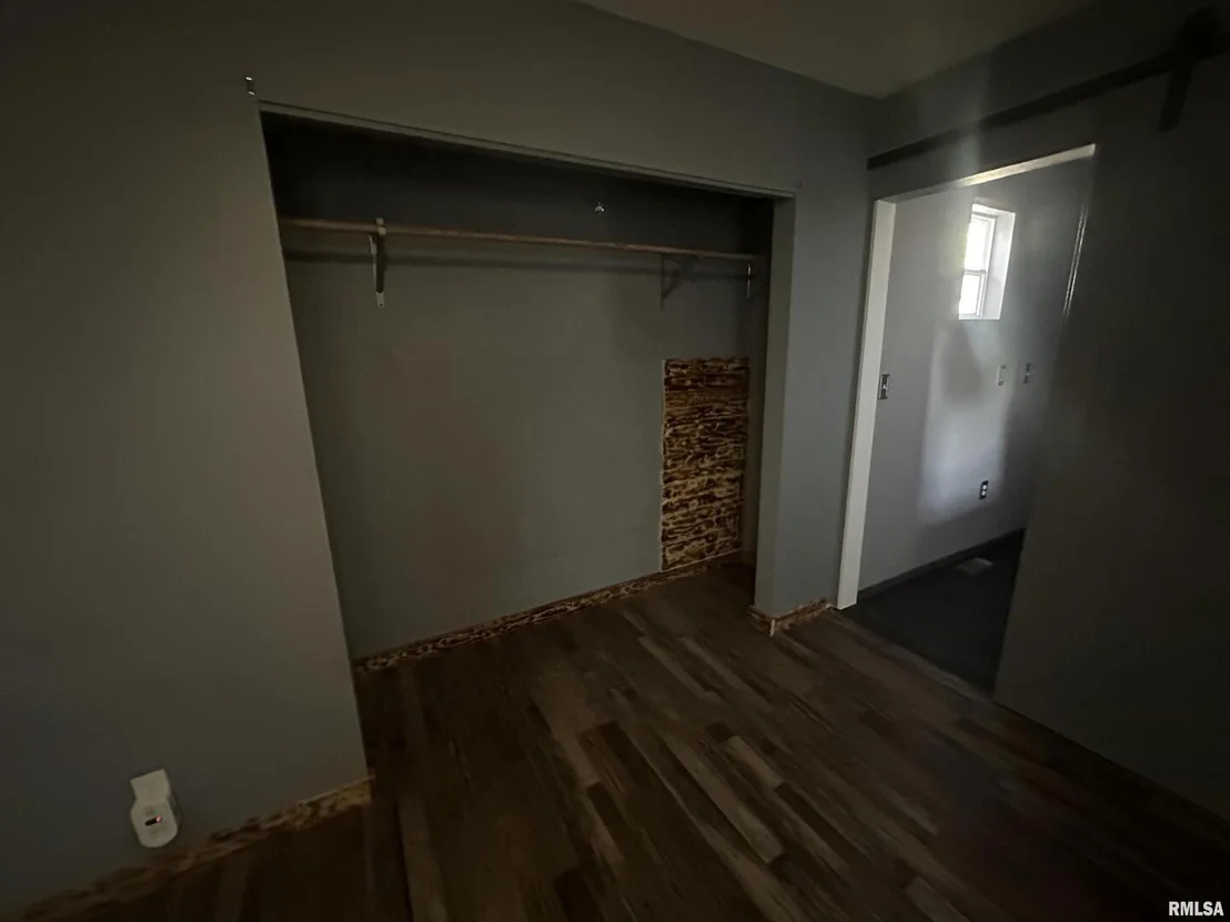 Photo of 28 N EDGEBROOK Lane