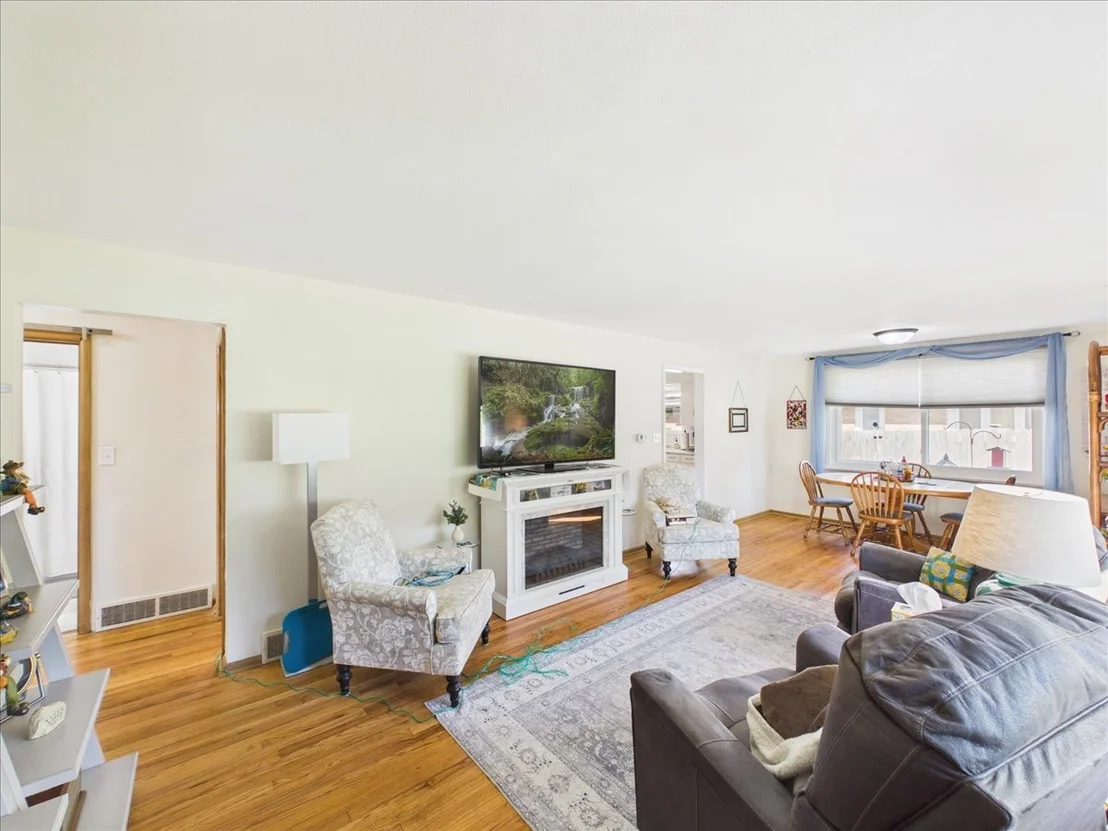 Photo of 220 FAIRVIEW Boulevard