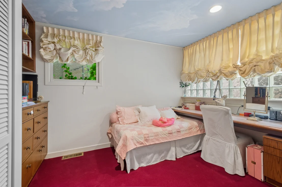 Photo of 925 W Wolfram Street