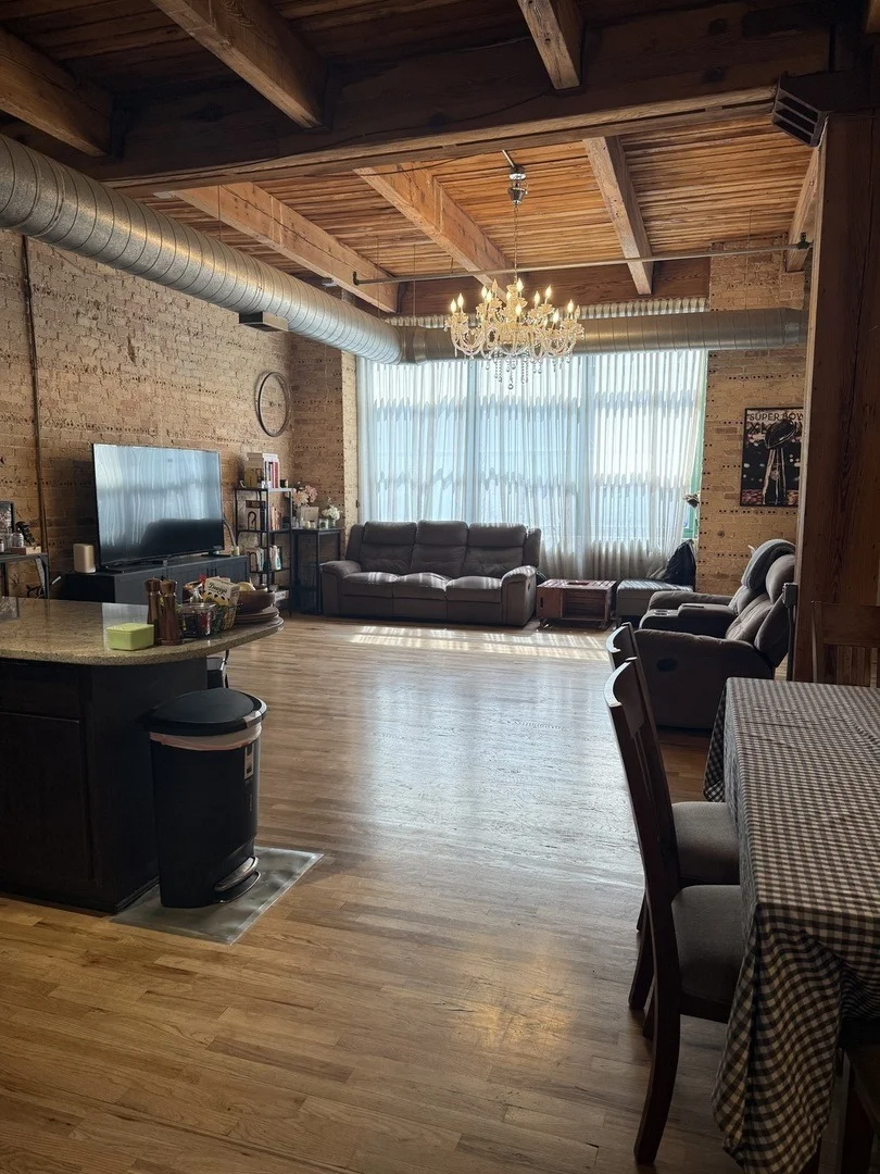 Photo of Unit 2E at 1017 W WASHINGTON Boulevard