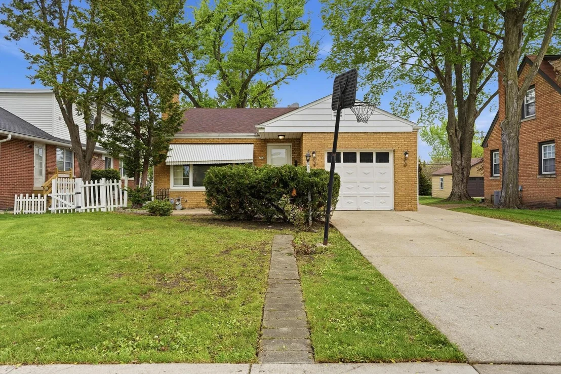 Photo of 306 W Lonnquist Boulevard