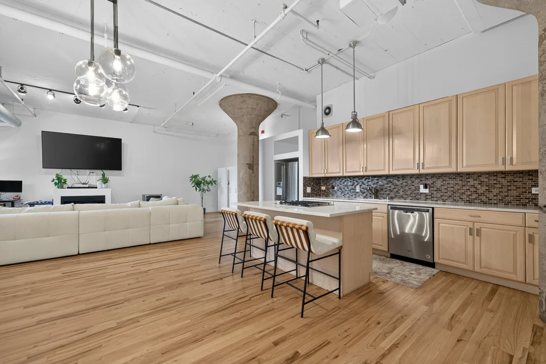Photo of Unit 712 at 728 W Jackson Boulevard