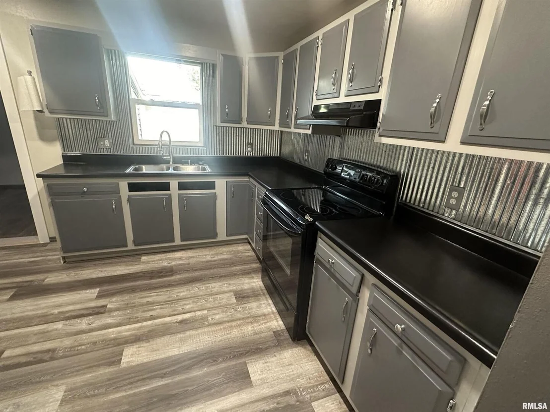 Photo of 28 N EDGEBROOK Lane