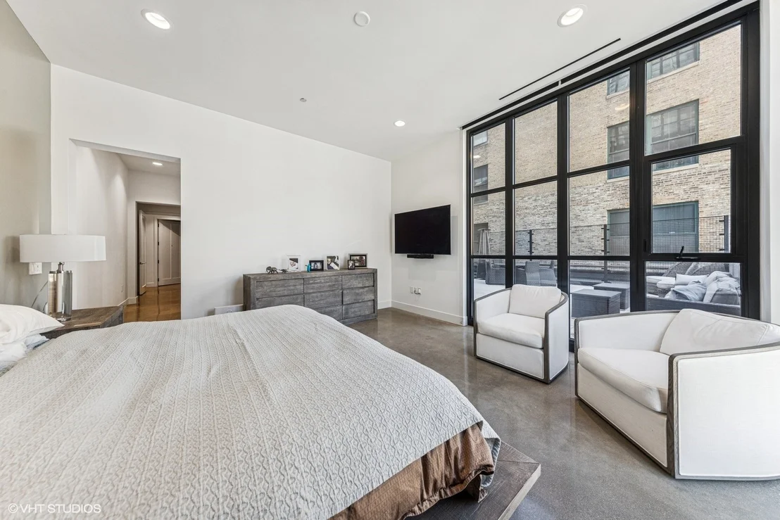 Photo of Unit 2E at 900 W Washington Boulevard