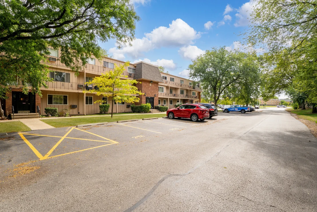 Photo of Unit 14 at 2504 Algonquin Road