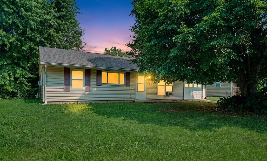 Photo of 810 MAPLEPARK Drive