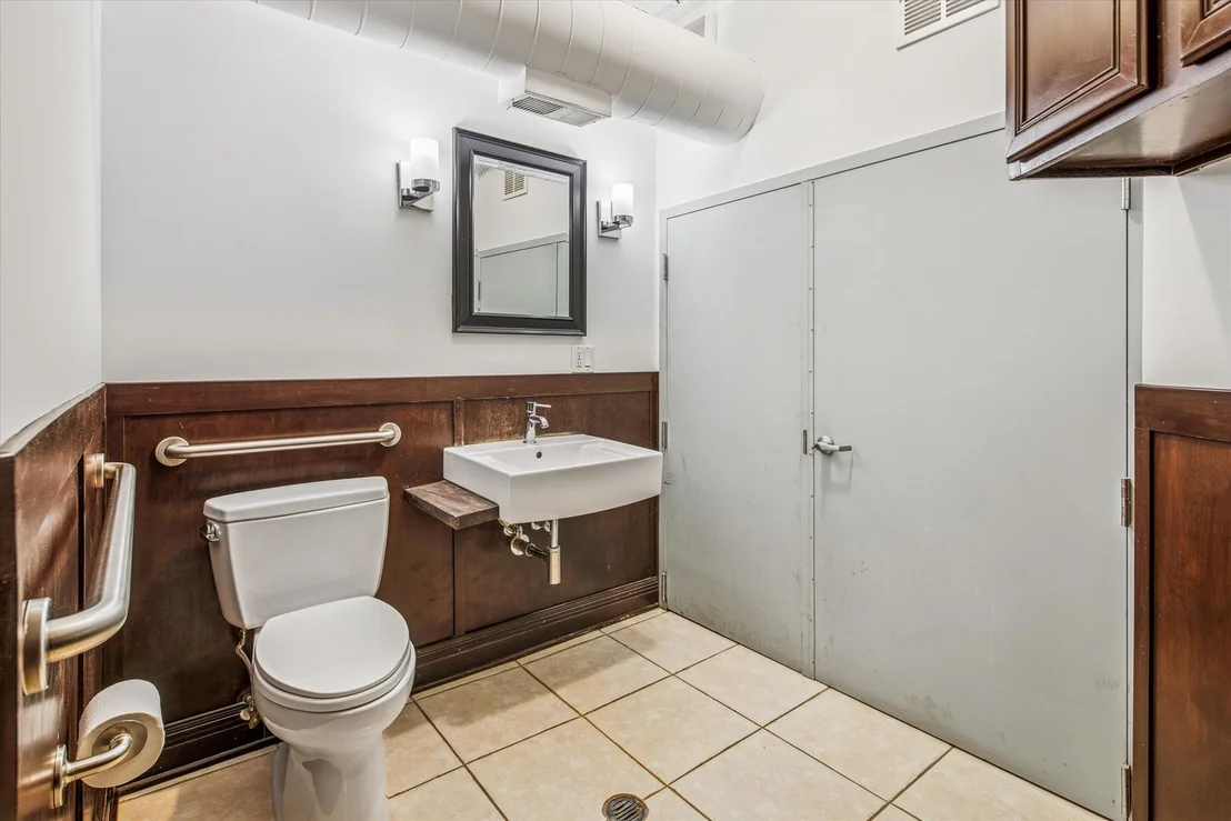 Photo of Unit 105 at 1327 W Washington Boulevard