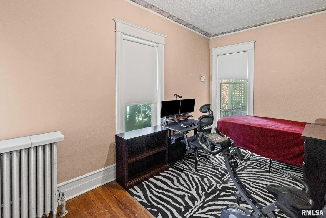 Photo of 404 W BROADWAY Street
